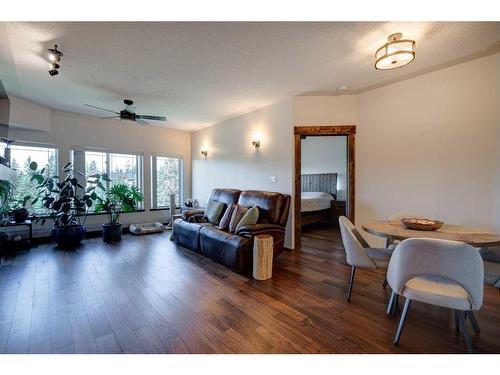 527-10 Discovery Ridge Close Sw, Calgary, AB - Indoor Photo Showing Living Room