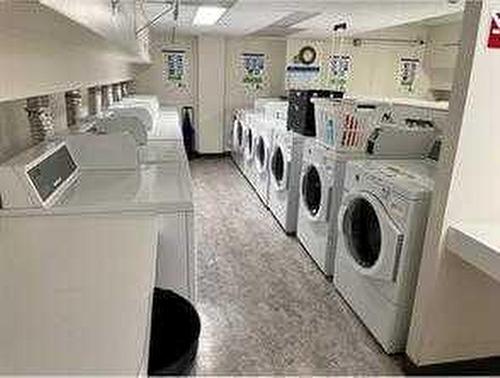 315-5204 Dalton Drive Nw, Calgary, AB - Indoor Photo Showing Laundry Room