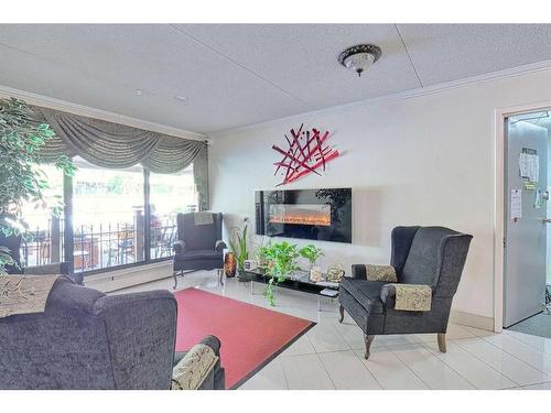 315-5204 Dalton Drive Nw, Calgary, AB - Indoor Photo Showing Living Room