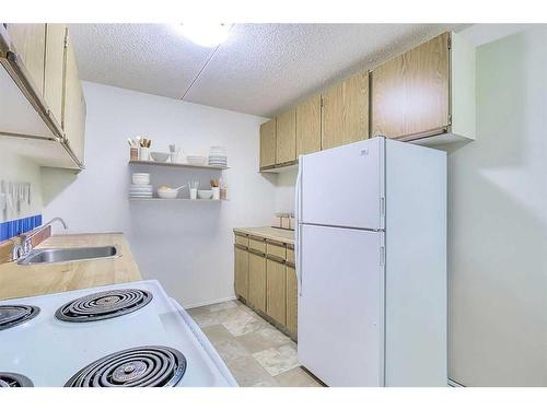 315-5204 Dalton Drive Nw, Calgary, AB - Indoor Photo Showing Kitchen