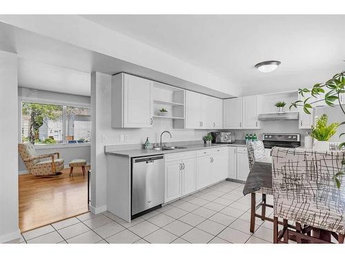 323-4525 31 Street Sw, Calgary, AB - Indoor Photo Showing Kitchen