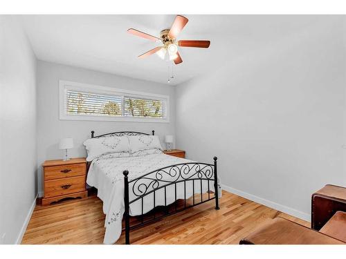 323-4525 31 Street Sw, Calgary, AB - Indoor Photo Showing Bedroom