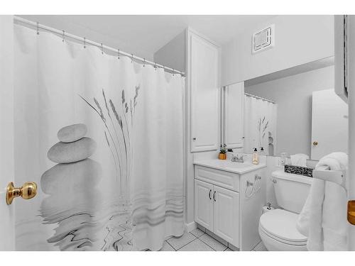 323-4525 31 Street Sw, Calgary, AB - Indoor Photo Showing Bathroom