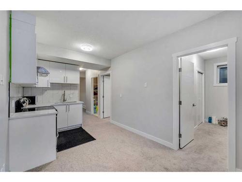 24 Saddlestone Way, Calgary, AB - Indoor Photo Showing Kitchen