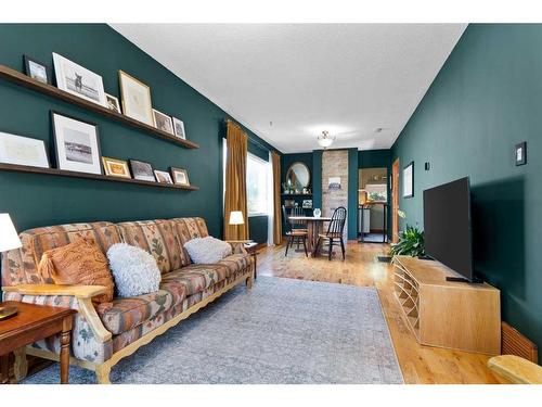 1328 10 Avenue Se, Calgary, AB - Indoor Photo Showing Living Room