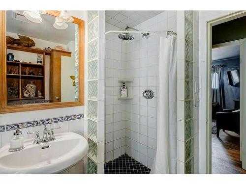 2823 Mackay Road Nw, Calgary, AB - Indoor Photo Showing Bathroom