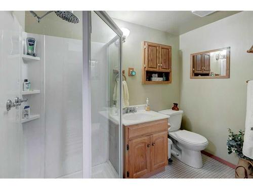 2823 Mackay Road Nw, Calgary, AB - Indoor Photo Showing Bathroom