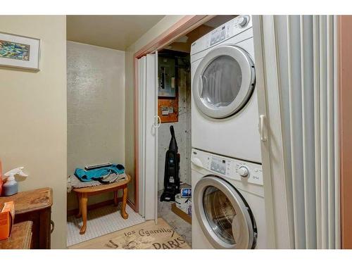 2823 Mackay Road Nw, Calgary, AB - Indoor Photo Showing Laundry Room