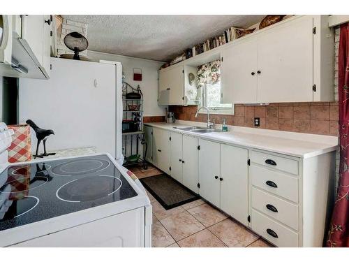 2823 Mackay Road Nw, Calgary, AB - Indoor Photo Showing Kitchen With Double Sink