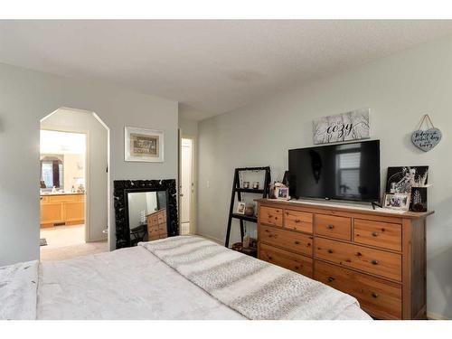 18 Valley Crest Close Nw, Calgary, AB - Indoor Photo Showing Bedroom