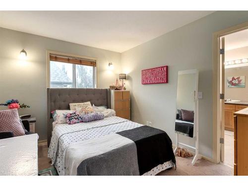 18 Valley Crest Close Nw, Calgary, AB - Indoor Photo Showing Bedroom