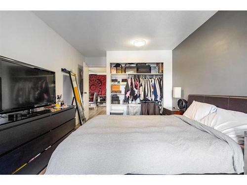 412A-333 Garry Crescent Ne, Calgary, AB - Indoor Photo Showing Bedroom