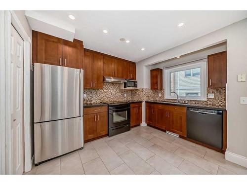 1-119 23 Avenue Ne, Calgary, AB - Indoor Photo Showing Kitchen