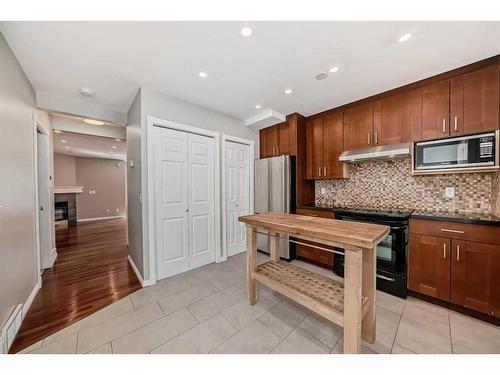 1-119 23 Avenue Ne, Calgary, AB - Indoor Photo Showing Kitchen