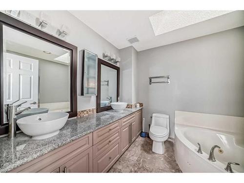1-119 23 Avenue Ne, Calgary, AB - Indoor Photo Showing Bathroom