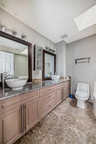 1-119 23 Avenue Ne, Calgary, AB - Indoor Photo Showing Bathroom