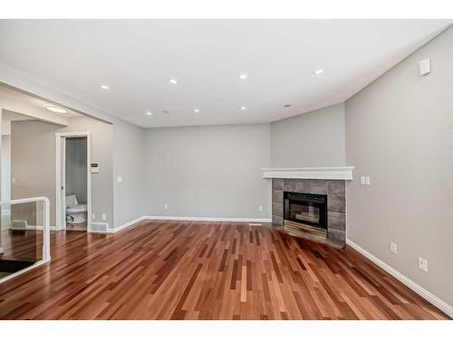 1-119 23 Avenue Ne, Calgary, AB - Indoor With Fireplace