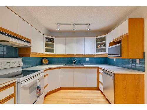 812 Edgemont Road Nw, Calgary, AB - Indoor Photo Showing Kitchen