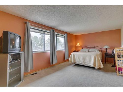 812 Edgemont Road Nw, Calgary, AB - Indoor Photo Showing Bedroom