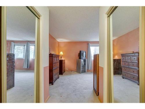 812 Edgemont Road Nw, Calgary, AB - Indoor Photo Showing Other Room
