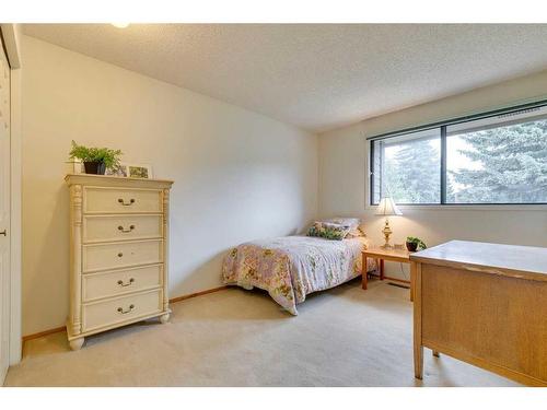 812 Edgemont Road Nw, Calgary, AB - Indoor Photo Showing Bedroom