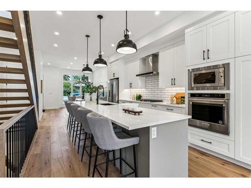 427 15 Avenue Ne, Calgary, AB - Indoor Photo Showing Kitchen With Upgraded Kitchen