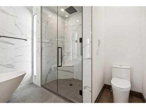 427 15 Avenue Ne, Calgary, AB - Indoor Photo Showing Bathroom