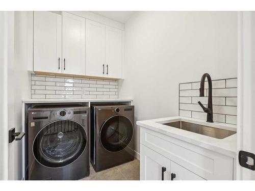 427 15 Avenue Ne, Calgary, AB - Indoor Photo Showing Laundry Room