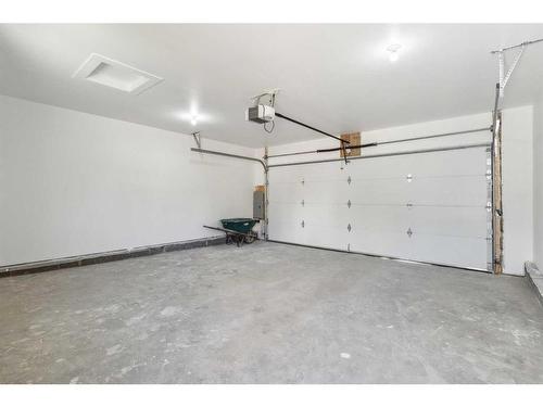427 15 Avenue Ne, Calgary, AB - Indoor Photo Showing Garage