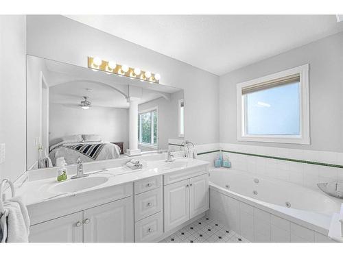 129 Sceptre Court Nw, Calgary, AB - Indoor Photo Showing Bathroom