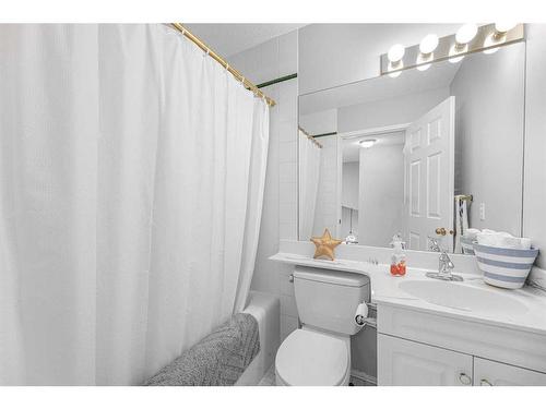 129 Sceptre Court Nw, Calgary, AB - Indoor Photo Showing Bathroom