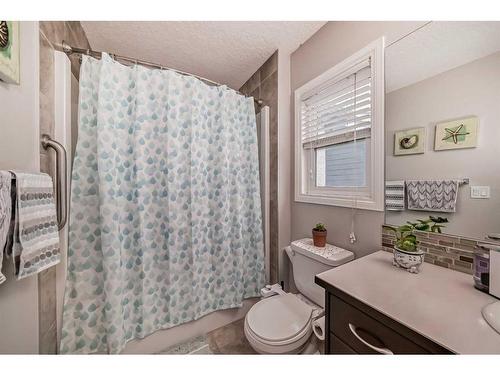 7916 Masters Boulevard Se, Calgary, AB - Indoor Photo Showing Bathroom