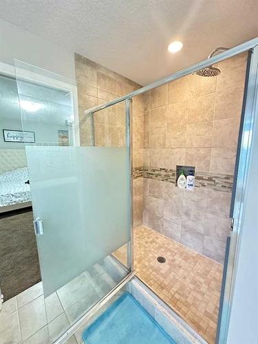 7916 Masters Boulevard Se, Calgary, AB - Indoor Photo Showing Bathroom