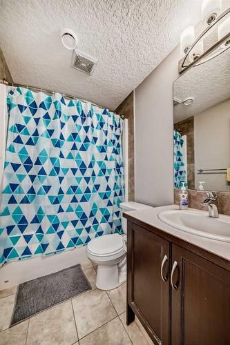 7916 Masters Boulevard Se, Calgary, AB - Indoor Photo Showing Bathroom