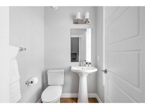 133 Magnolia Terrace Se, Calgary, AB - Indoor Photo Showing Bathroom