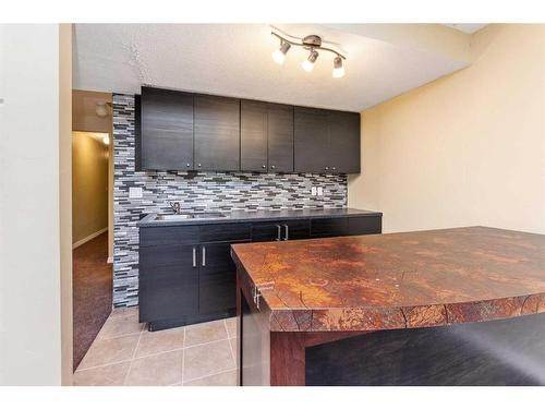20 Shaw Close, Red Deer, AB - Indoor Photo Showing Kitchen