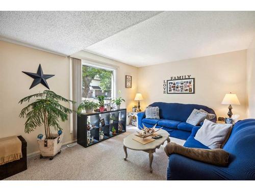 59-32 Whitnel Court Ne, Calgary, AB - Indoor Photo Showing Living Room