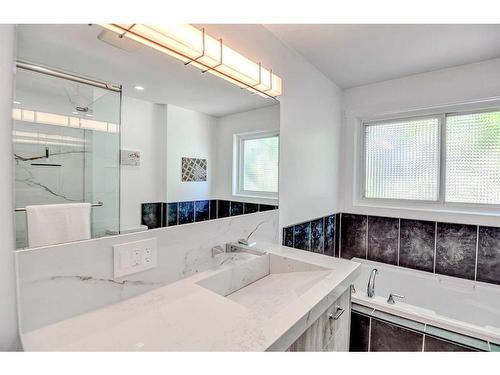 2318 14A Street Sw, Calgary, AB - Indoor Photo Showing Bathroom