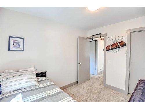 2318 14A Street Sw, Calgary, AB - Indoor Photo Showing Bedroom