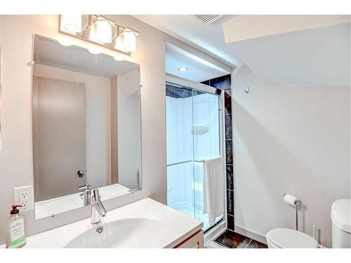 2318 14A Street Sw, Calgary, AB - Indoor Photo Showing Bathroom