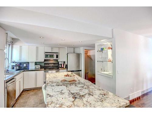 2318 14A Street Sw, Calgary, AB - Indoor Photo Showing Kitchen