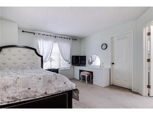 226 Sienna Park Gardens Sw, Calgary, AB - Indoor Photo Showing Bedroom