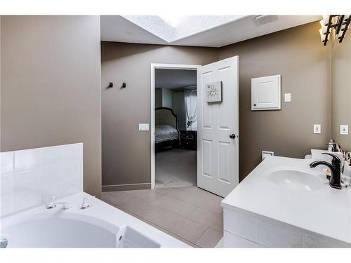 226 Sienna Park Gardens Sw, Calgary, AB - Indoor Photo Showing Bathroom