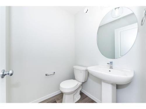25 Corner Glen Row Ne, Calgary, AB - Indoor Photo Showing Bathroom