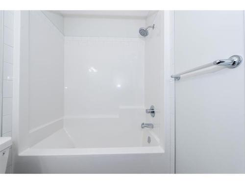 25 Corner Glen Row Ne, Calgary, AB - Indoor Photo Showing Bathroom