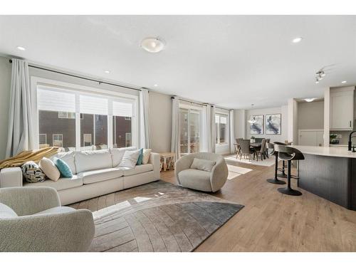 330 Yorkville Road Sw, Calgary, AB - Indoor Photo Showing Living Room