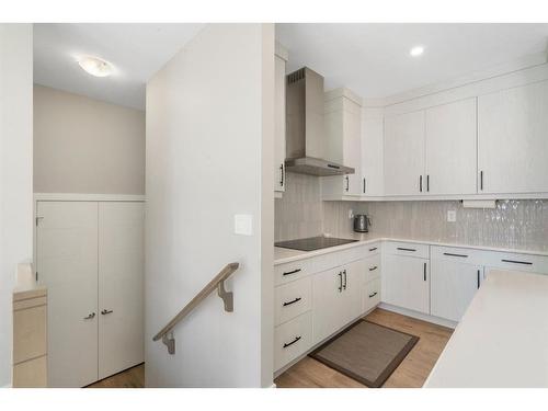 330 Yorkville Road Sw, Calgary, AB - Indoor Photo Showing Kitchen