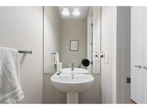 330 Yorkville Road Sw, Calgary, AB - Indoor Photo Showing Bathroom