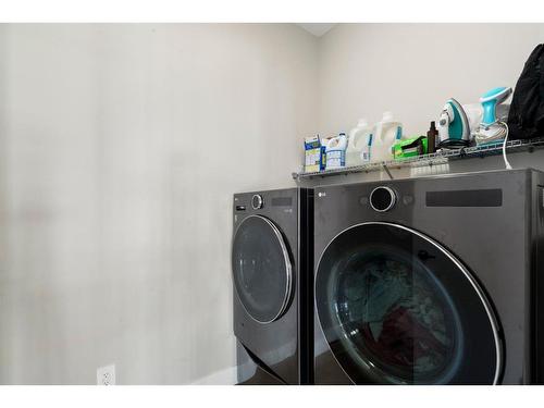 330 Yorkville Road Sw, Calgary, AB - Indoor Photo Showing Laundry Room