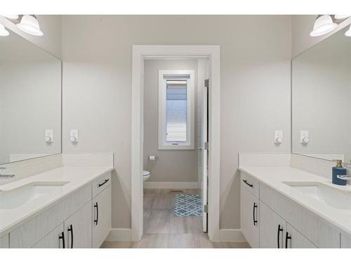 330 Yorkville Road Sw, Calgary, AB - Indoor Photo Showing Bathroom